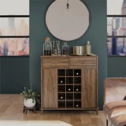 Queer Eye Farnsworth, Ruskea Baarikaappi